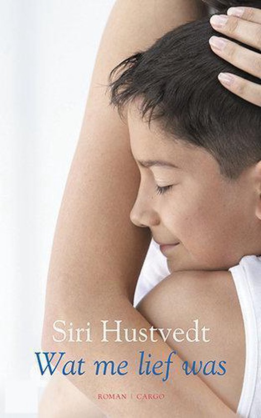 Boekcover met een jongen die zijn hoofd tegen de arm van een vrouw legt. Titel: Siri Hustvedt, Wat me lief was.