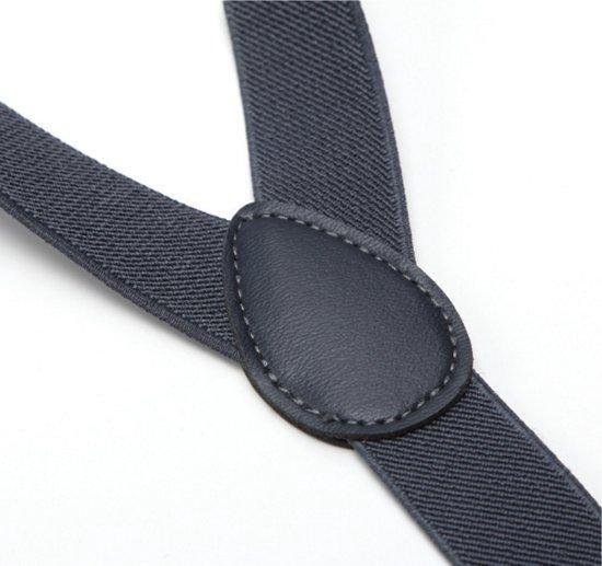 Detail van donkerblauwe bretels met een bruin lederen kruispunt.