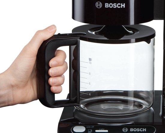 Hand pakt zwarte Bosch koffiezetapparaat kan met maataanduiding.