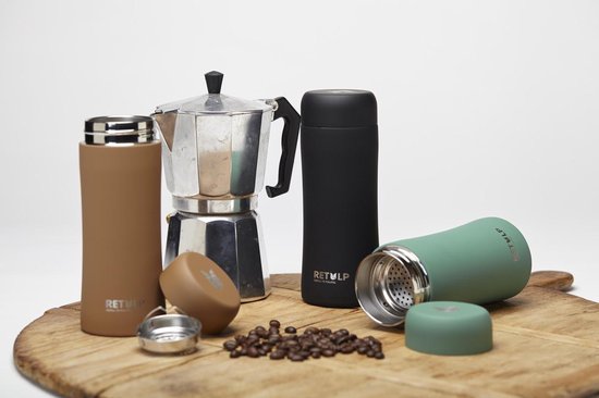 Bruine en zwarte RETULP tumblers naast een koffiezetapparaat en koffiebonen.