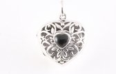 Opengewerkt hartvormig zilveren medaillon met onyx