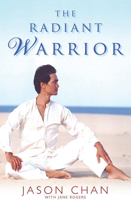 Man in witte kleding zit op het strand voor de oceaan. Titel: The Radiant Warrior door Jason Chan.