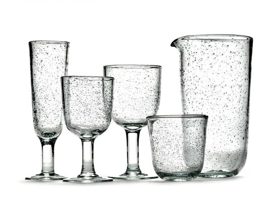 Vijf glazen objecten: een karaf, wijnglas, twee drinkglazen en een hoog glas, allen met luchtbelletjes.