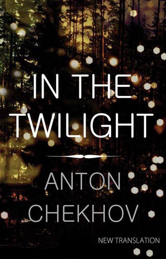 Livre 'In The Twilight' d'Anton Tchekhov, nouvelle traduction. Fond de forêt sombre avec effet de lumière bokeh.