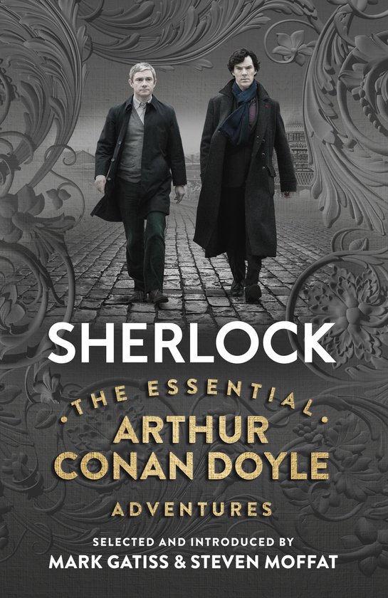 Sherlock: The Essential Arthur Conan Doyle Adventures boek met Benedict Cumberbatch en Martin Freeman in Sherlock Holmes- en Dr. Watson-kostuums.