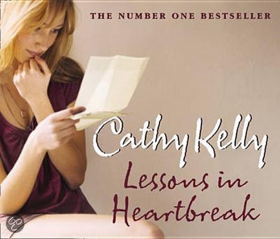 Boekomslag met een vrouw die een brief vasthoudt. "Cathy Kelly: Lessons in Heartbreak".