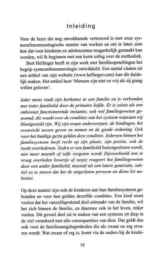 Tekstpagina met een boekpagina over familieopstellingen. De tekst bevat de titel 'Familieopstellingen met kinderen en jongeren'.