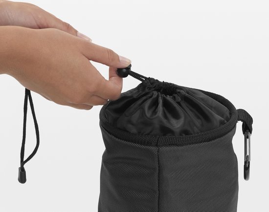 Handen sluiten een zwart Brabantia wasknijperzakje met een trekkoord.