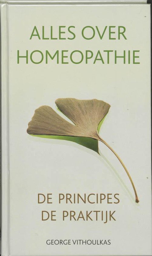 Couverture de livre intitulée 'ALLES OVER HOMEOPATHIE' et 'DE PRINCIPES DE PRAKTIJK'. Une feuille de Ginkgo séchée repose sur la couverture.