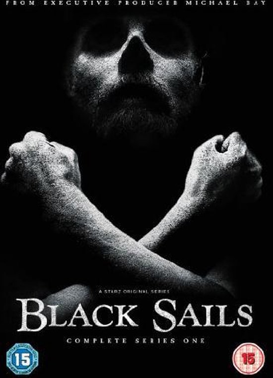 DVD hoes van Black Sails, Seizoen 1. Een man met een baard en gekruiste armen tegen een donkere achtergrond. Met tekst: FROM EXECUTIVE PRODUCER MICHAEL BAY, A STARZ ORIGINAL SERIES, BLACK SAILS, COMPLETE SERIES ONE.