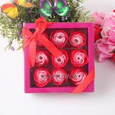 Een doos met 9 rozen. Mooi bloemvormig cadeau voor haar voor elke gelegenheid. 3 tinten rood. Kunstmatig en gaat lang mee.
