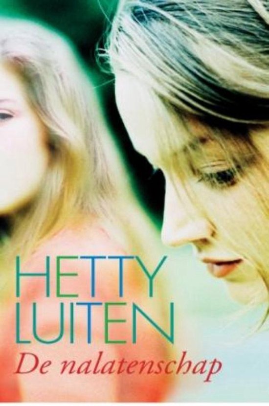 Twee blonde vrouwen, de voorste met haar gezicht opzij, op de kaft van 'De nalatenschap' door Hetty Luiten.