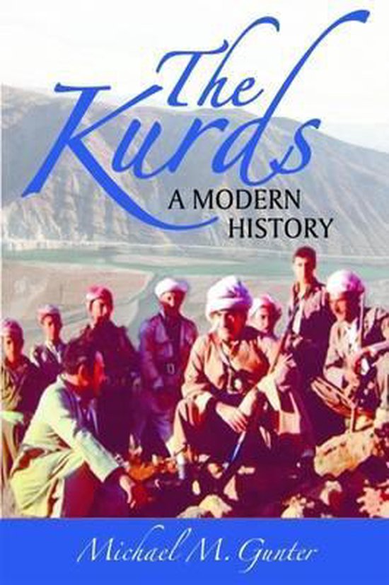 Boek "The Kurds: A Modern History" door Michael M. Gunter, met een groep mannen op de voorgrond en bergen op de achtergrond.