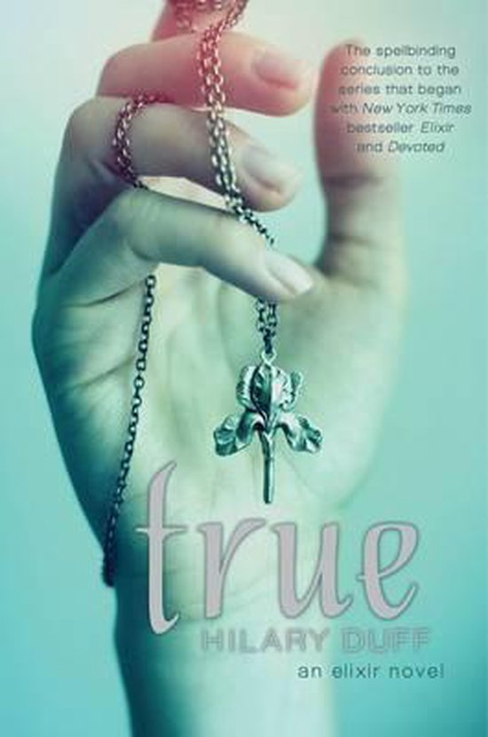 Hand met ketting met een zilveren iris-hanger, titel 'true' van Hilary Duff.