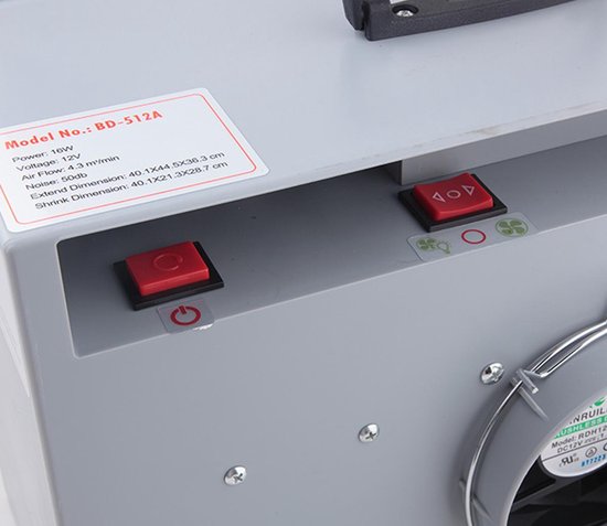 Details van spuitcabine: typeplaatje, 16W, 12V, 4.3 m³/min, 50db, rode knoppen.
