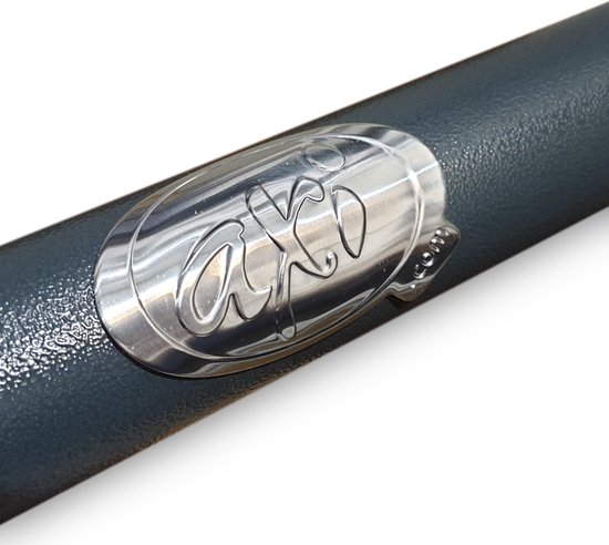 Gros plan d'un tube de balançoire en métal anthracite avec un logo AXI argenté.
