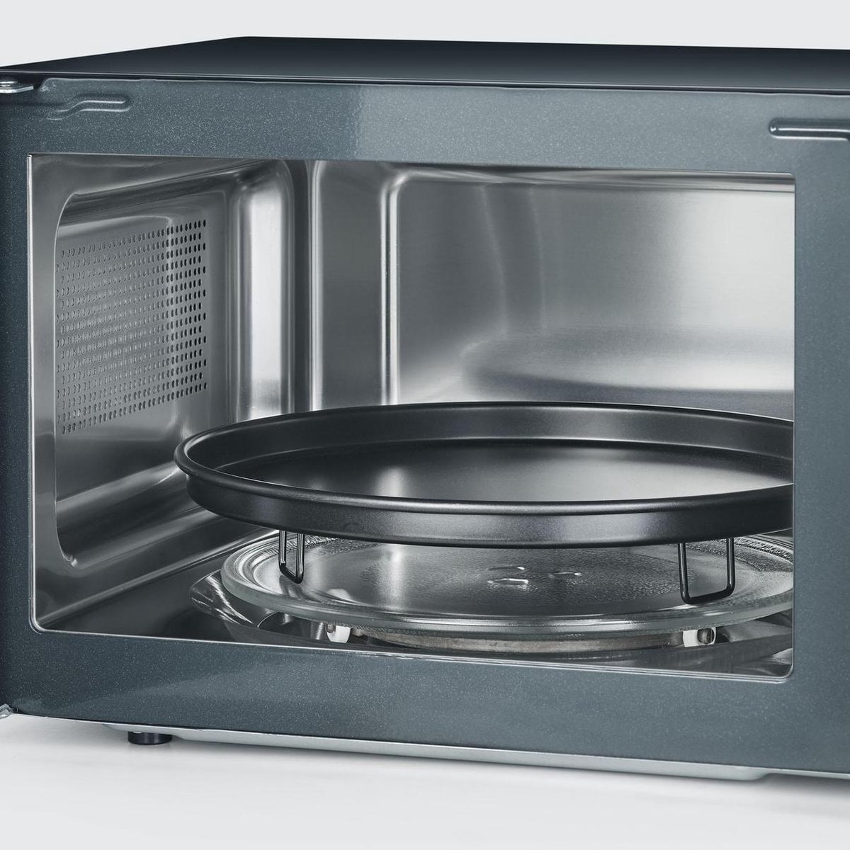 Severin MW 7752 - Combi magnetron met grill- en heteluchtfunctie - Incl. Pizzaplaat Ø 28 cm - 25 Liter - Timer en Automatische programma's - Zwart / Zilver — afbeelding 2