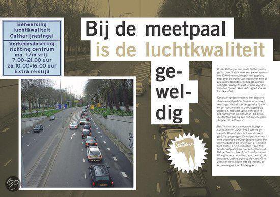 Verkeersdrukte op een snelweg in de stad met een bord voor luchtkwaliteit.