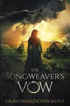 Vrouw met lang rood haar in donkere jurk staat voor een middeleeuws dorp onder dreigende wolken. Titel: The Songweaver's Vow.