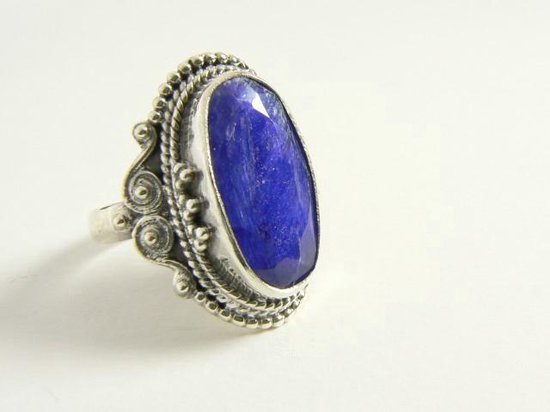 Bewerkte zilveren ring met blauwe saffier - 18 |