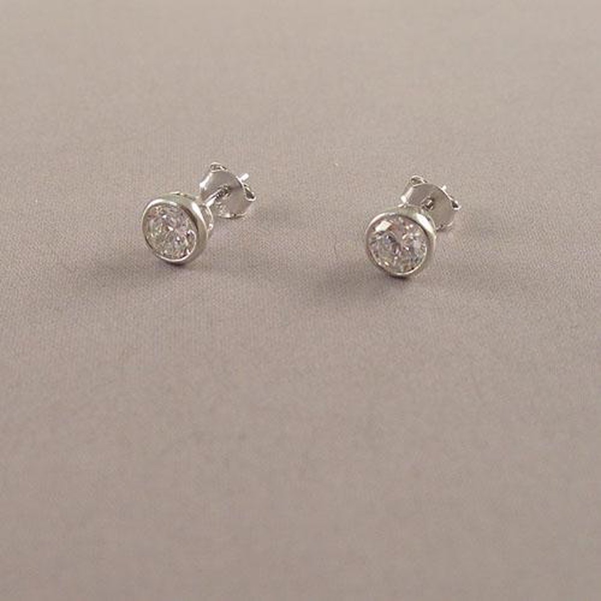 House of Jewels - Gerhodineerd Zilveren oorknoppen met Zirkonia.