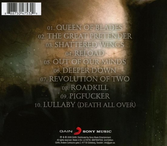 Achterkant albumhoes met tracklist: QUEEN OF BLADES, THE GREAT PRETENDER, SHATTERED WINGS, RELOAD, OUT OF OUR MINDS, DEEPER DOWN, REVOLUTION OF TWO, ROADKILL, PIGFUCKER, LULLABY (DEATH ALL OVER). Copyright GAIN / Sony Music.