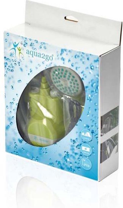 Verpakking van een groene Aqua2go campingdouche met een ovaal venster waar de douche en accessoires in te zien zijn.