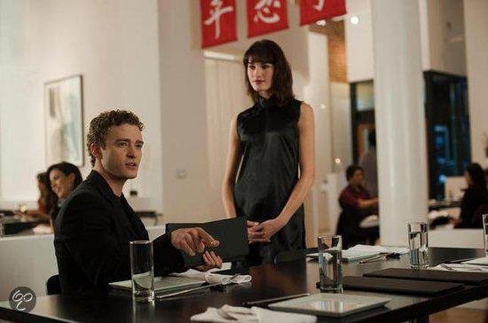 Jesse Eisenberg, als Mark Zuckerberg, en Rashida Jones, als Megan, aan een tafel in een restaurant.
