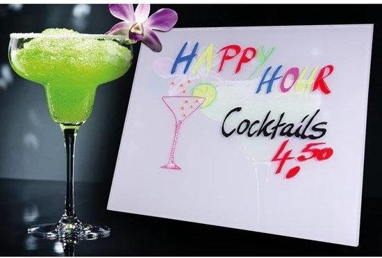 Tableau blanc avec le texte "HAPPY HOUR Cocktails 4,50" écrit avec des marqueurs colorés. Une boisson verte est à côté du tableau.