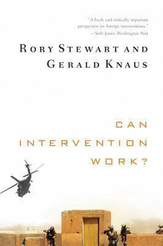 Boek met de titel 'CAN INTERVENTION WORK?' door Rory Stewart en Gerald Knaus. Een helikopter vliegt boven soldaten bij een gebouw.