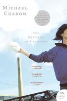 Boekomslag van The Mysteries of Pittsburgh door Michael Chabon, met een persoon in een blauwe trui tegen een hemel.