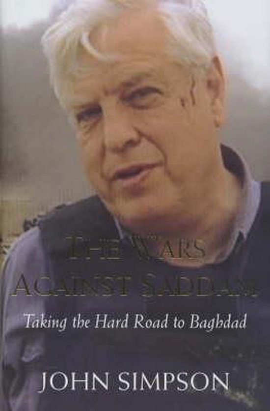Boekomslag met een portret van John Simpson in een kogelwerend vest. Titel: The Wars Against Saddam.