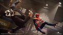 Spiderman ontwijkt een aanval van een man met een wit masker.