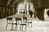 Tuinposter - Stoelen op straat