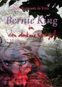 Bernie King in een donkere spiegel