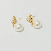 Fashionidea - Mooie goudkleurige oorbellen met dubbele sierlijke witte parels