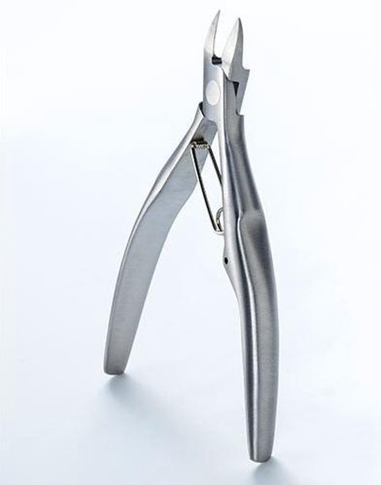 Close-up van een zilverkleurige nageltang met gebogen handvatten.