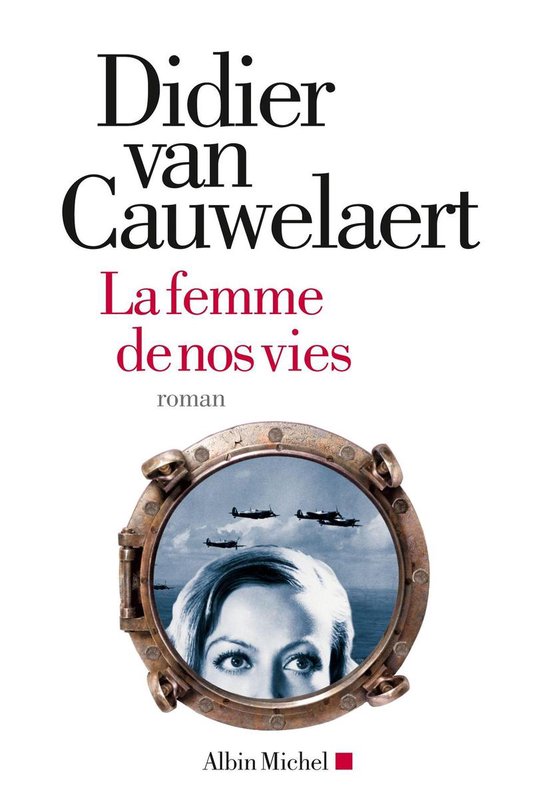 Boekomslag met de titel 'La femme de nos vies' en een portret van een vrouw door een patrijspoort met vliegtuigen aan de hemel.