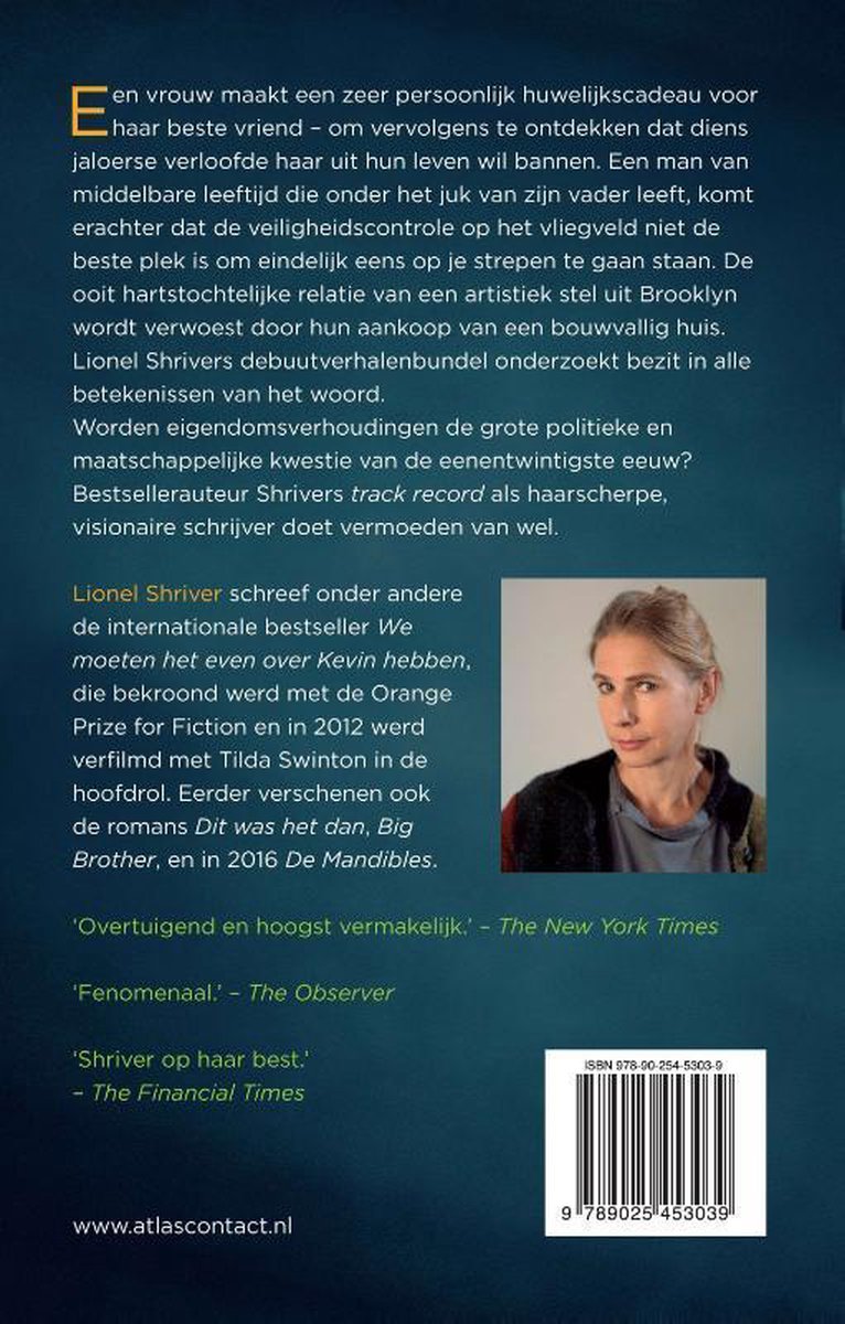Achterkant van het boek 'Bezit' van Lionel Shriver, met een portret van de auteur en recensies.