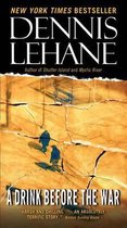 Boekomslag van Dennis Lehane's "A Drink Before the War", een New York Times bestseller. Twee personen lopen over een gebarsten ondergrond.