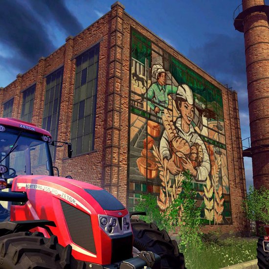 Rode tractor bij een gebouw met een muurschildering van bakkerij-gerelateerde taferelen.
