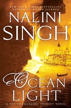 Nalini Singh's Ocean Light, een Psy-Changeling Trinity roman, toont een profiel van een man en een vrouw met op de achtergrond Venetië en de zonsondergang.