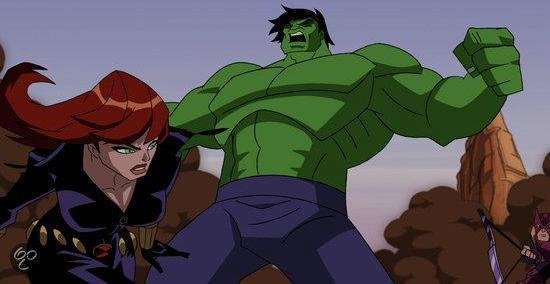 Black Widow en Hulk met vuisten gebald, vechten in een woestijnlandschap.