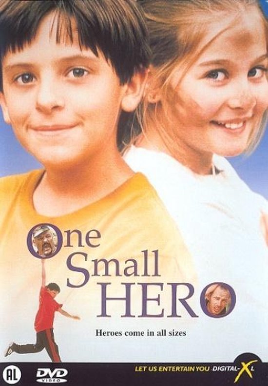 Close-up van een jongen en meisje, met kleine afbeeldingen van mannen in cirkels. Titel 'One Small Hero'.