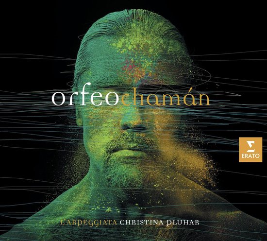 Een man wordt bedekt met groene en gele verfspatten en lijnen. De tekst "orfeo chamán" staat op zijn voorhoofd.