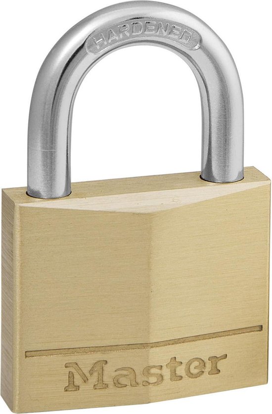 Messing Master Lock hangslot met gepolijste beugel met 'HARDENED' erop, geïsoleerd op witte achtergrond.