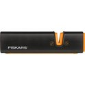 Zwarte Fiskars messenslijper met oranje accenten en een v-vormige opening.