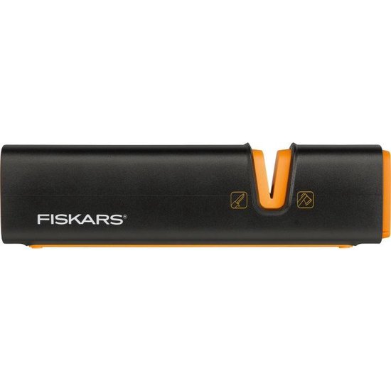 Zwarte Fiskars messenslijper met oranje accenten en een v-vormige opening.