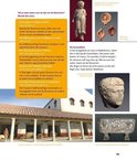 Romeinse standbeelden en artefacten: een beeld, olielampen, een sarcofaag.