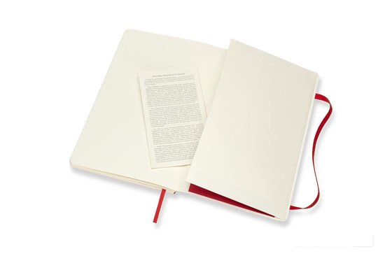 Liggend rood Moleskine notitieboek met open pagina's, met een omslag met tekst en een rood lint.